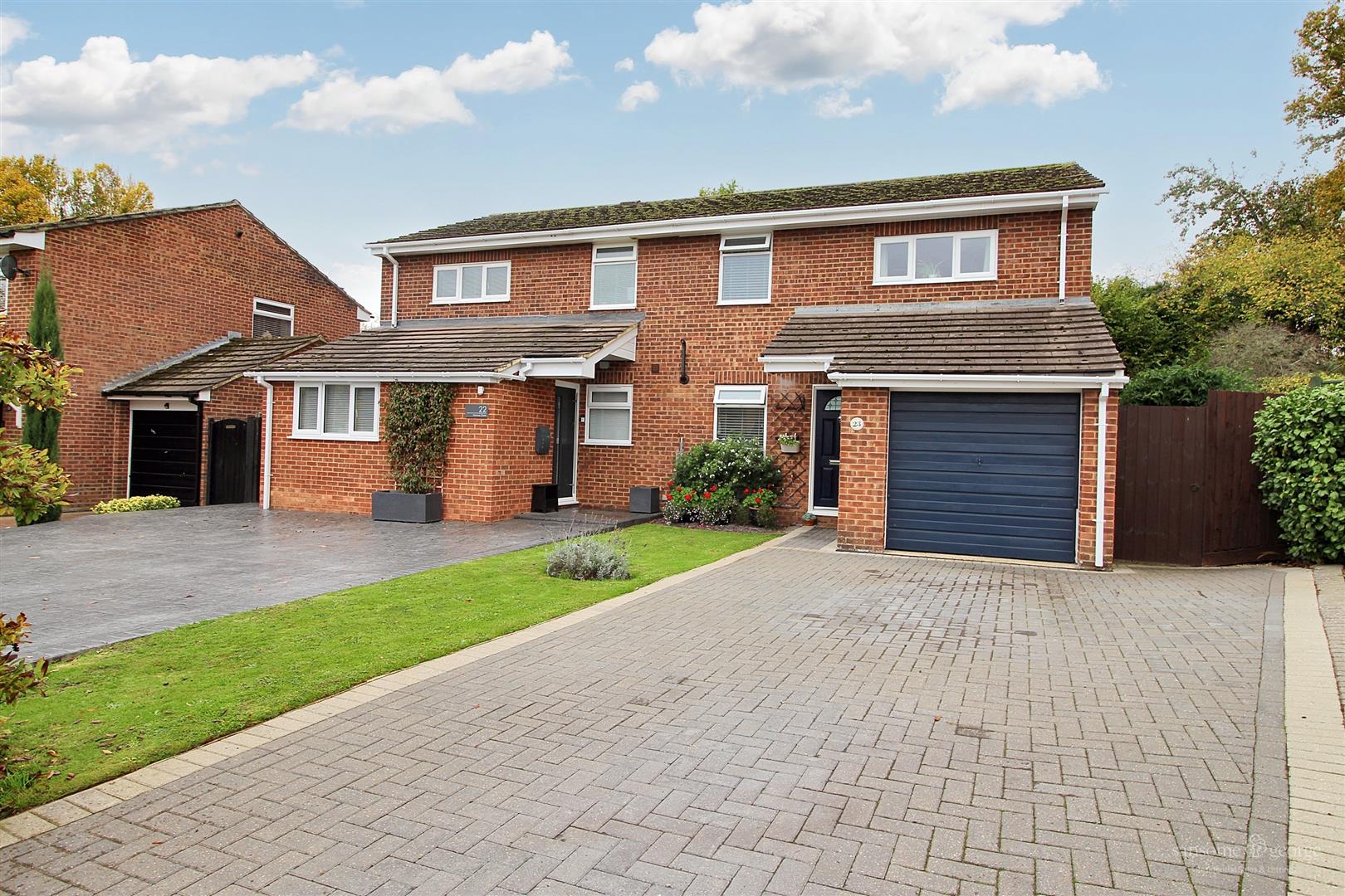 3 bed property in Mackay Close, Reading